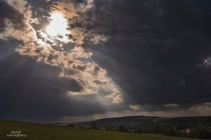 Přečtete si více ze článku Hra slunečních paprsků mezi mraky